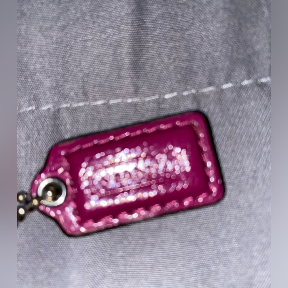 Small Coach Hang Tag - Picture 3 of 3